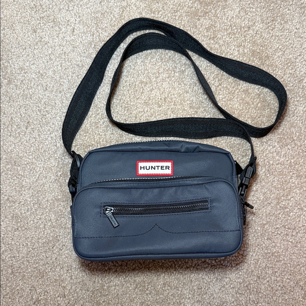 Hunter Convertible Crossbody Bag in Navy